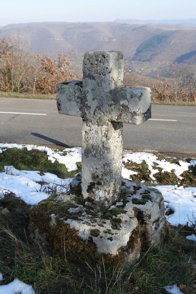 Contrepoids de pressoir servant de socle à une croix 