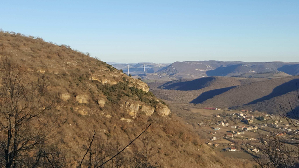 Vue depuis les falaises de la Serre del Devez avec le viaduc de Millau en fond